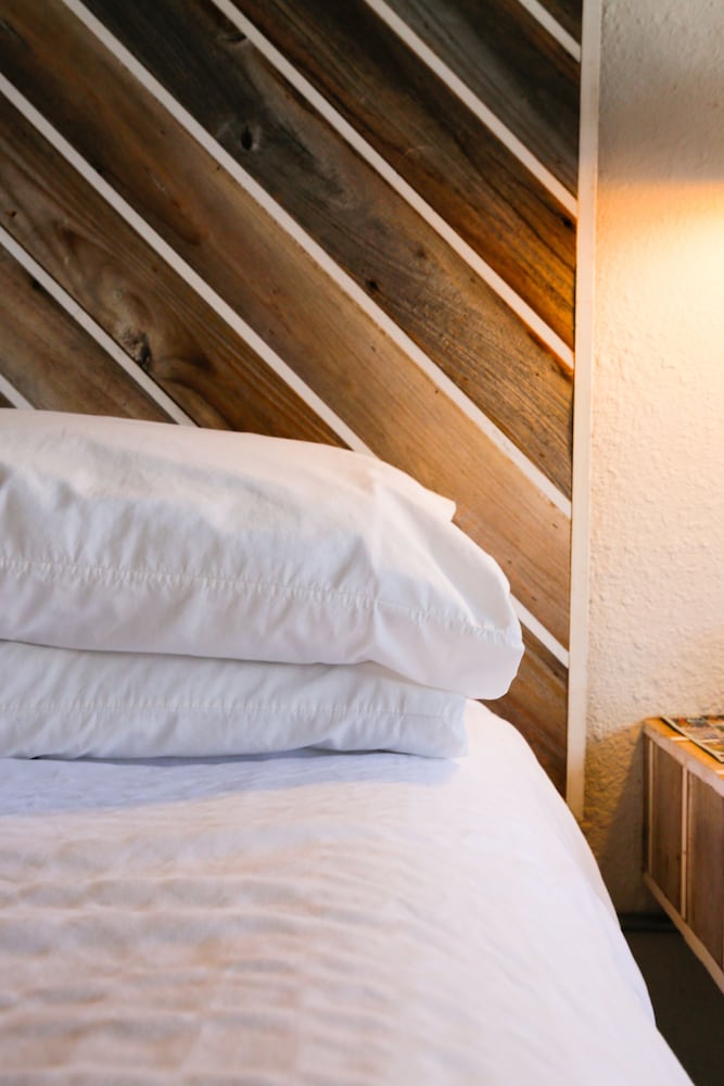Standard Room, 1 King Bed, Non Smoking photo 3