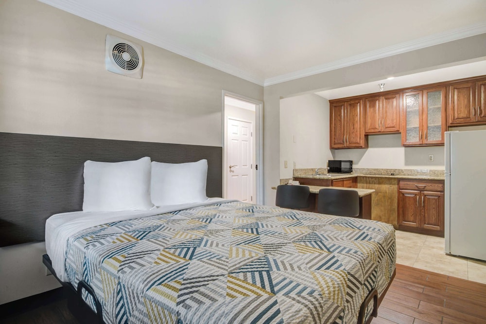 Standard Room, 1 King Bed, Non Smoking, Kitchenette - Photo 1