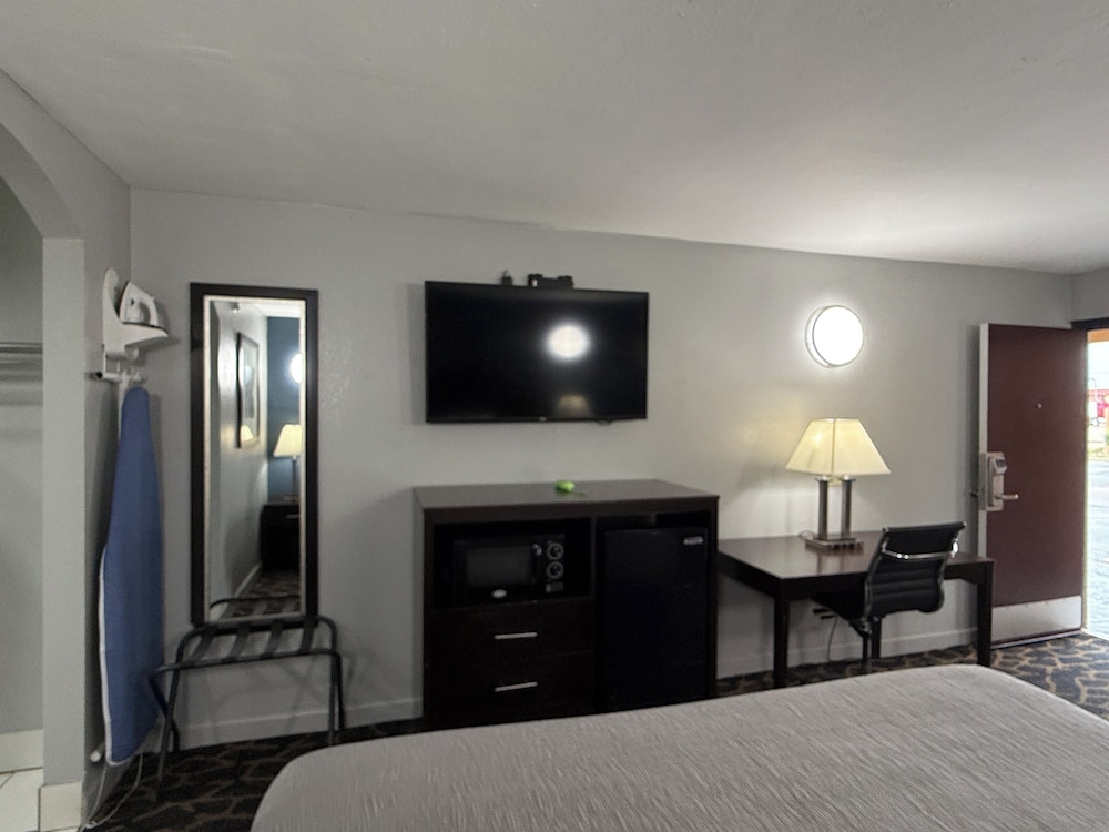Standard Room, 1 King Bed, Non Smoking photo 3