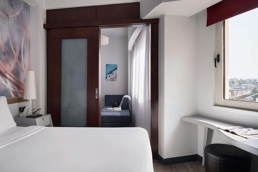 Superior Triple Room, City View - Photo 1