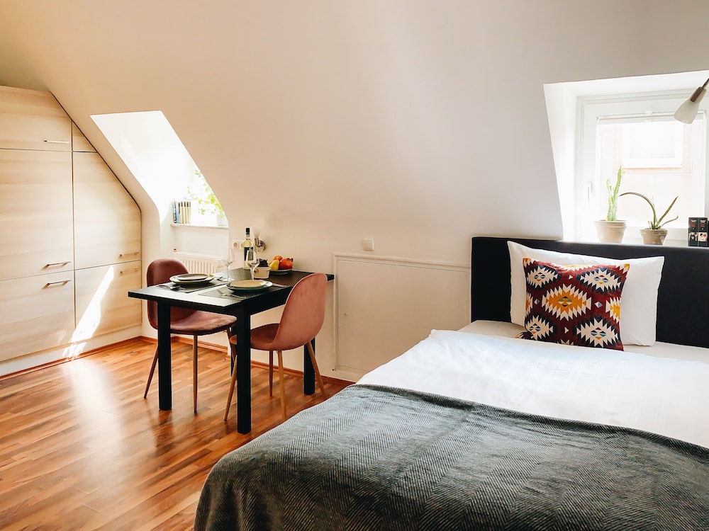 Basic Studio Suite (city center 53)
