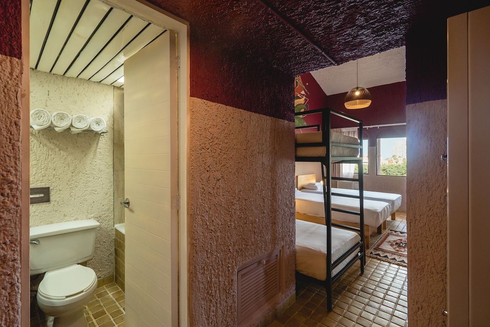 Family Room, Private Bathroom - Photo 4