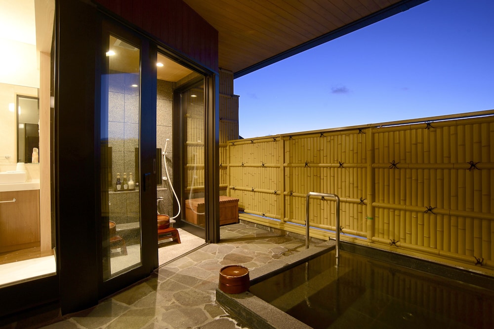 Japanese Western Style Room with Open-air bath - Photo 12