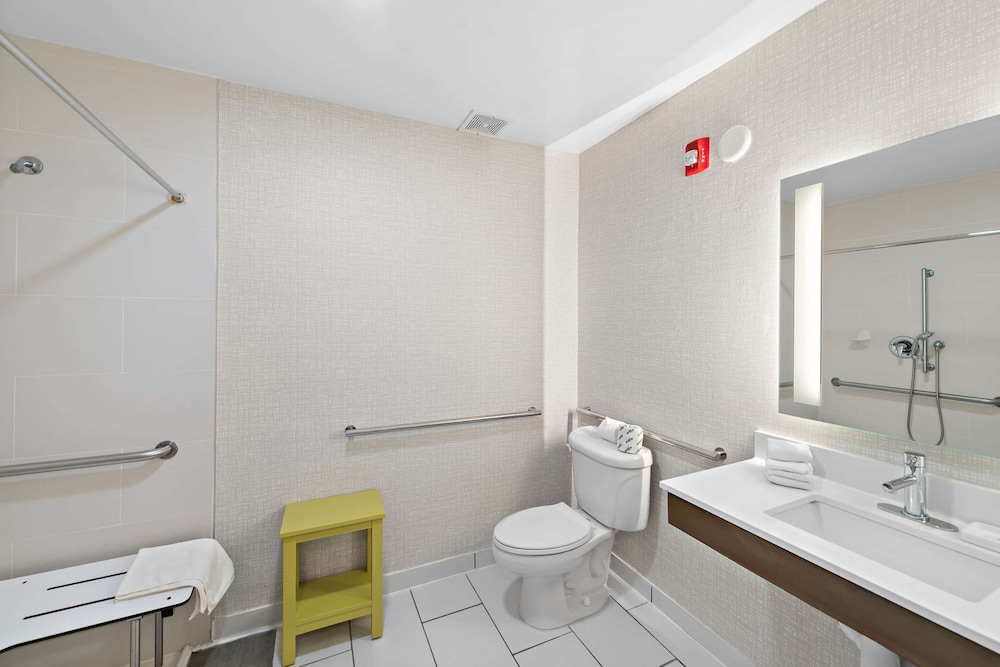 Room, 2 Queen Beds, Roll-In Shower - Photo 3