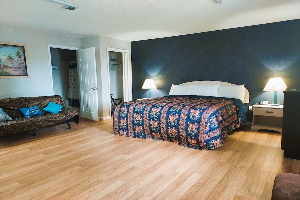 Honeymoon Studio Suite, 1 King Bed, Kitchenette - Photo 4