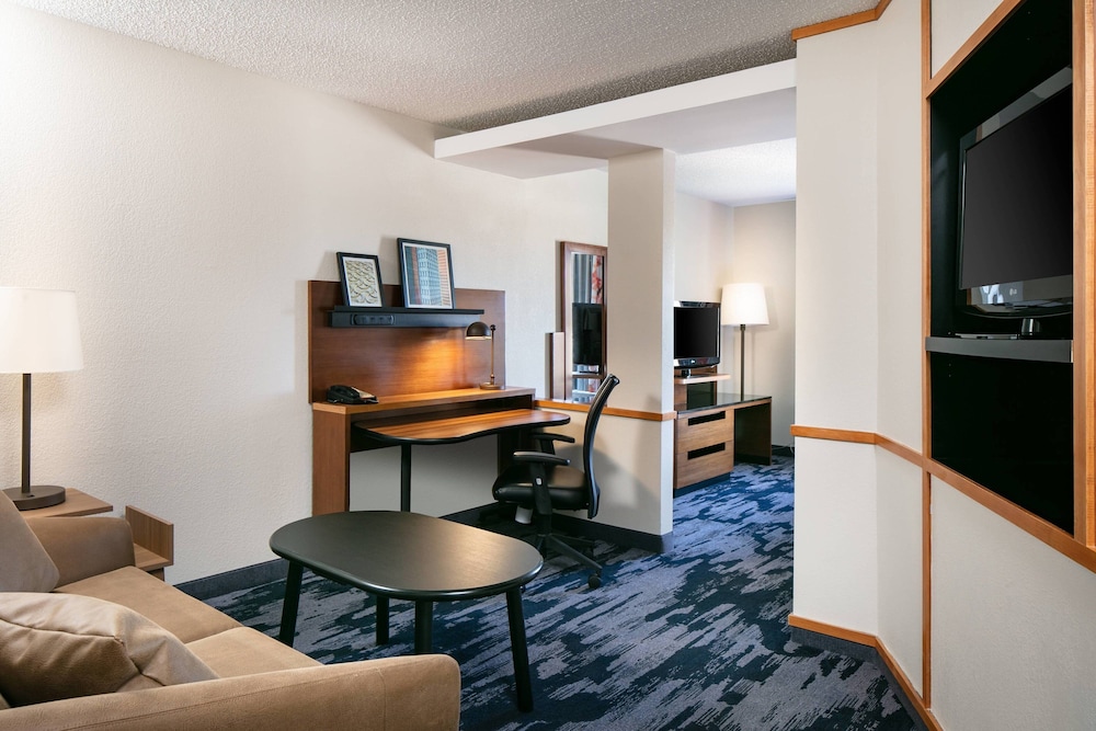 Suite, 1 King Bed, Non Smoking (Hearing Accessible)