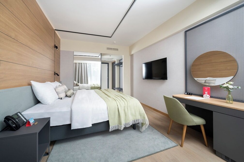 Classic room with balcony, Park side - extra bed - Photo 1