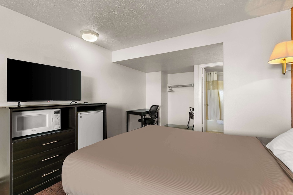 Room, 1 King Bed, Non Smoking - Photo 2