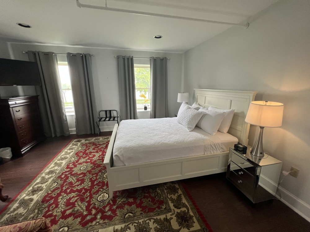 Suite, Ensuite, River View (The Grant)