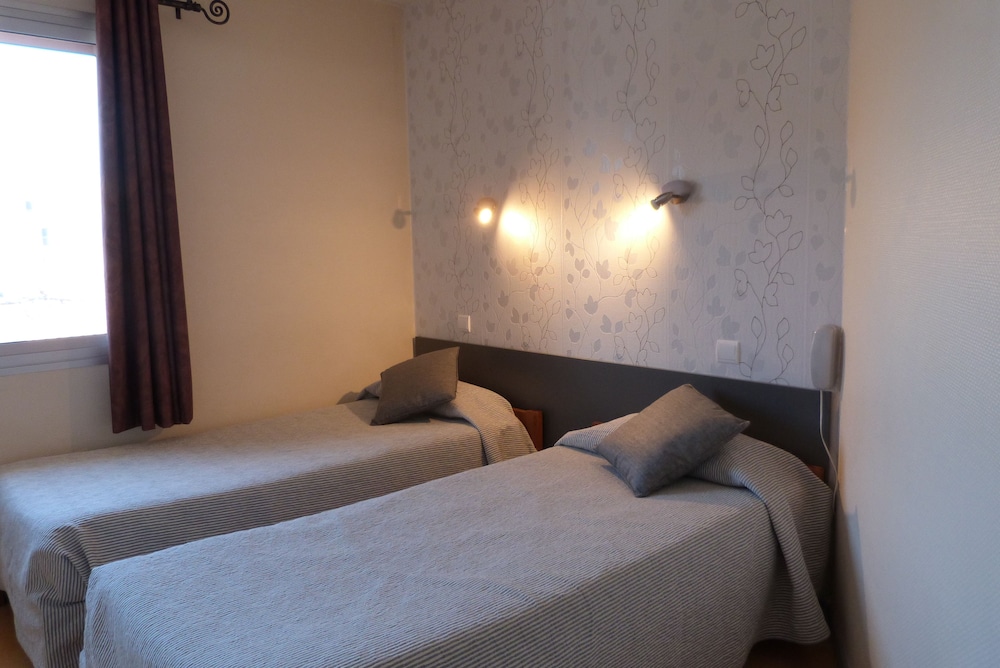 Standard Twin Room, bathtub or shower photo 3