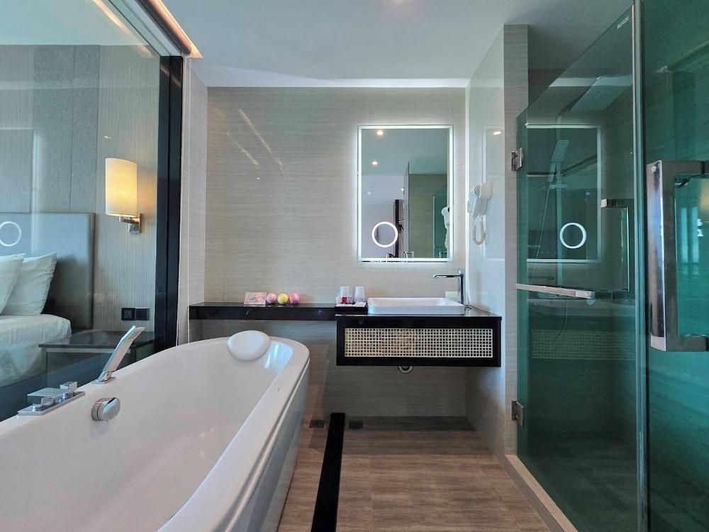 Suite with Balcony - Photo 5