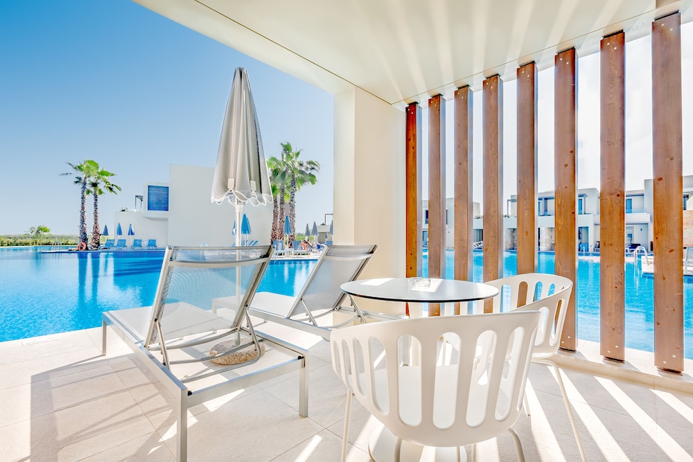 Double Swim-up Room - Photo 6