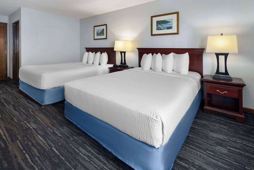 Standard Room, 2 Queen Beds - Photo 7