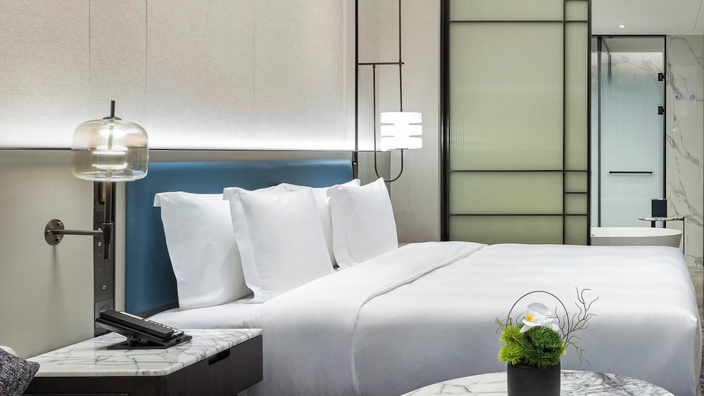 Premium Room, 1 King Bed, Bathtub photo 3