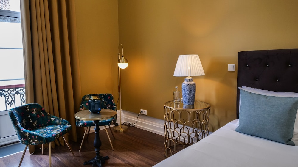 Deluxe Double Room, 1 Queen Bed, City View (Yellow) photo 3
