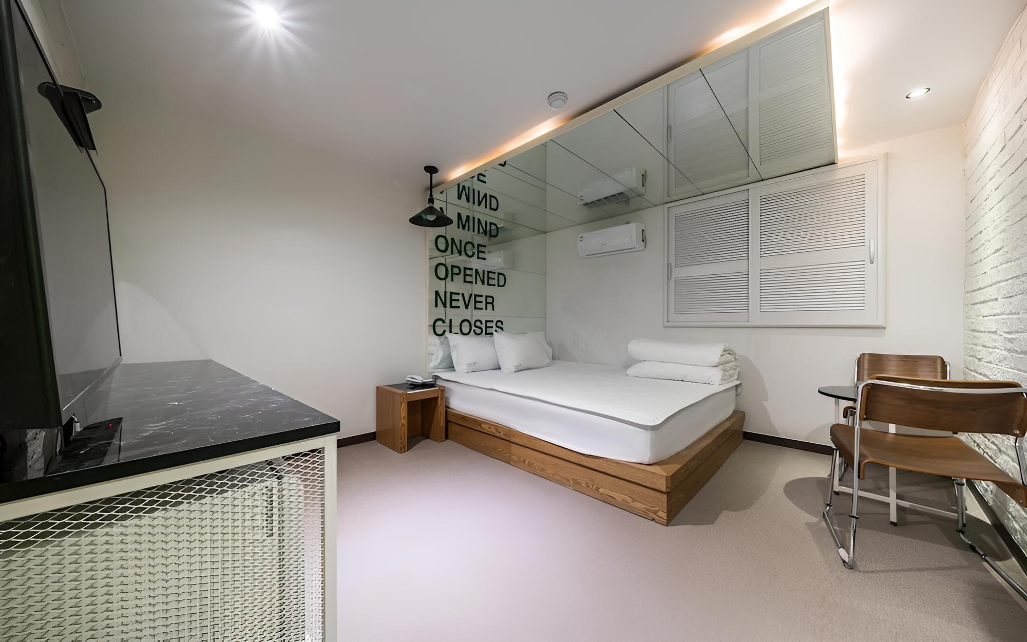 Room (Standard Room) - Photo 8