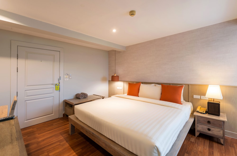 Deluxe Room, Pool View - Photo 2