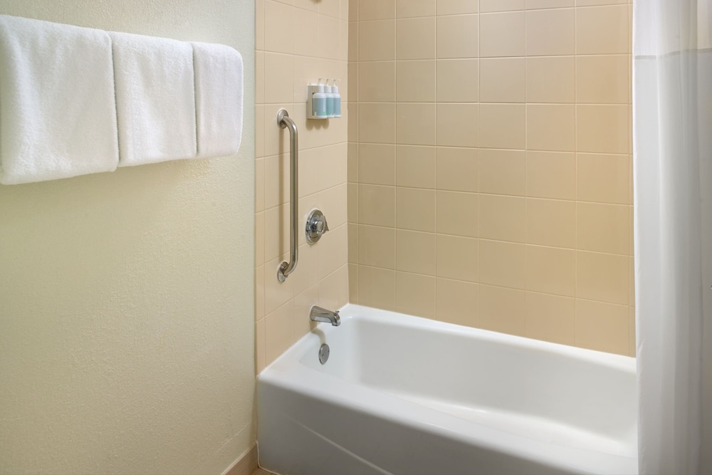 Room, 2 Double Beds - Photo 8