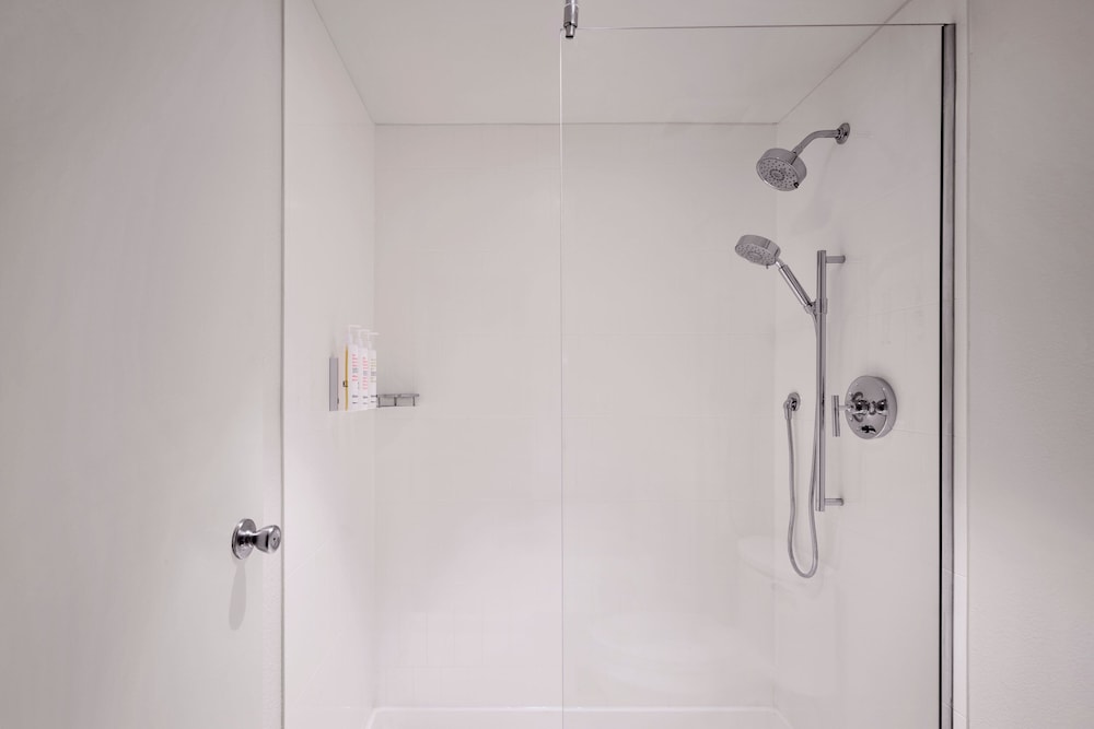Suite, 1 Bedroom, Poolside - Photo 8