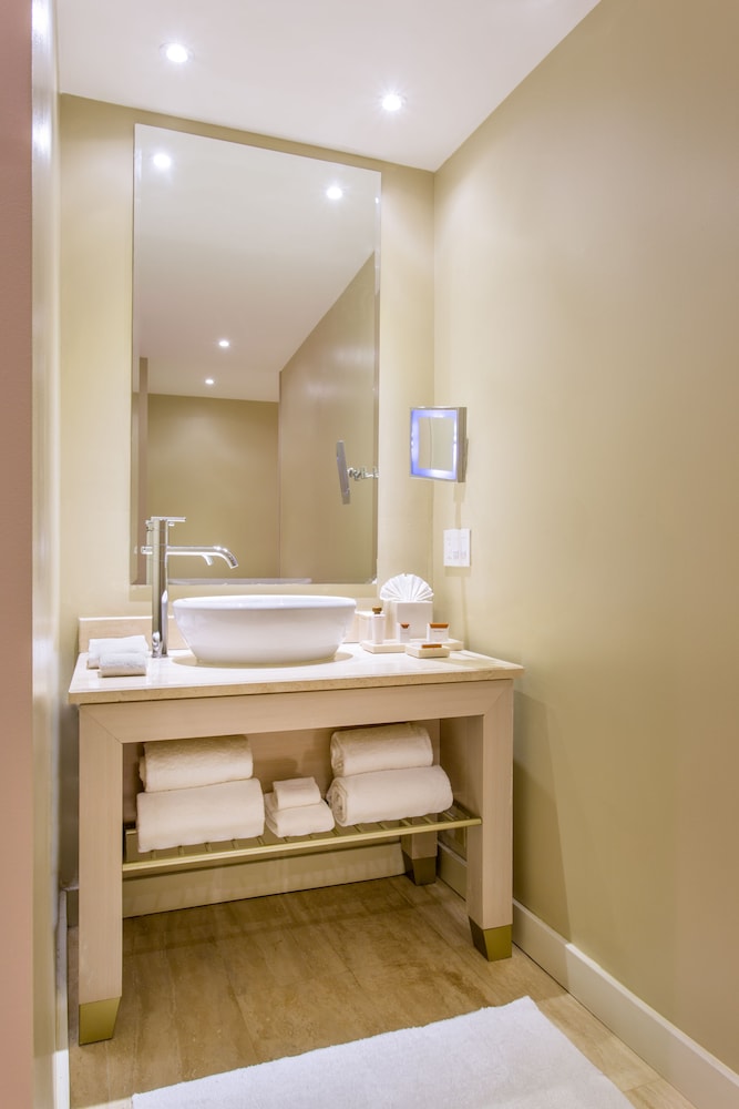 Studio Suite, 1 King Bed, Non Smoking, Ocean View - Photo 8