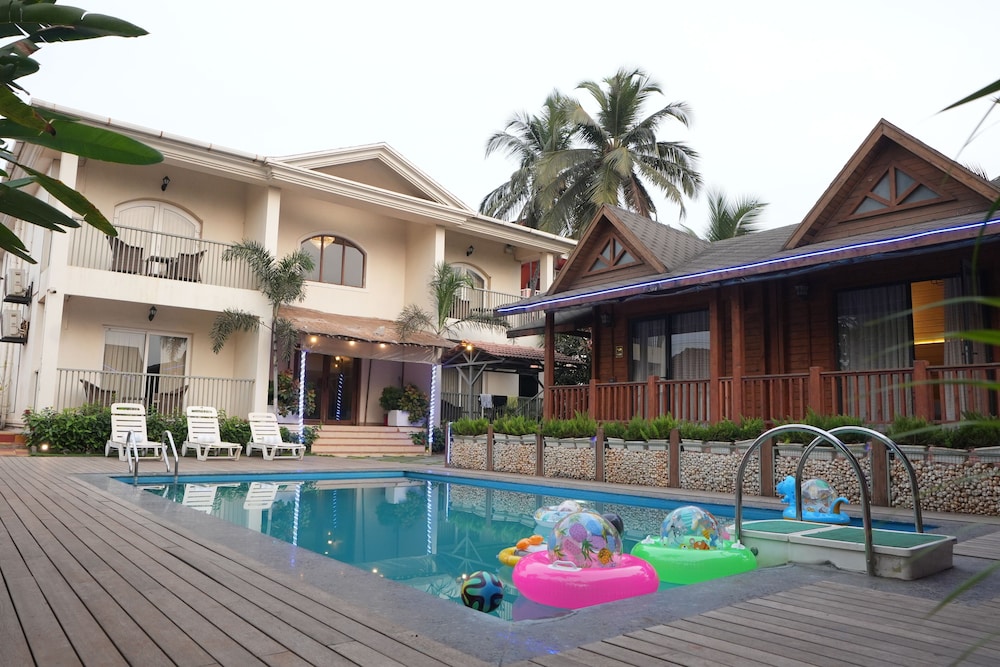 Pool View Cottage with Balcony