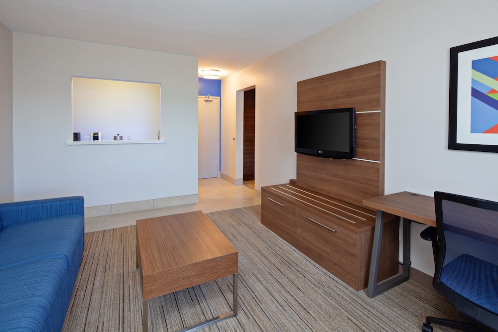 Suite, Multiple Beds - Photo 4