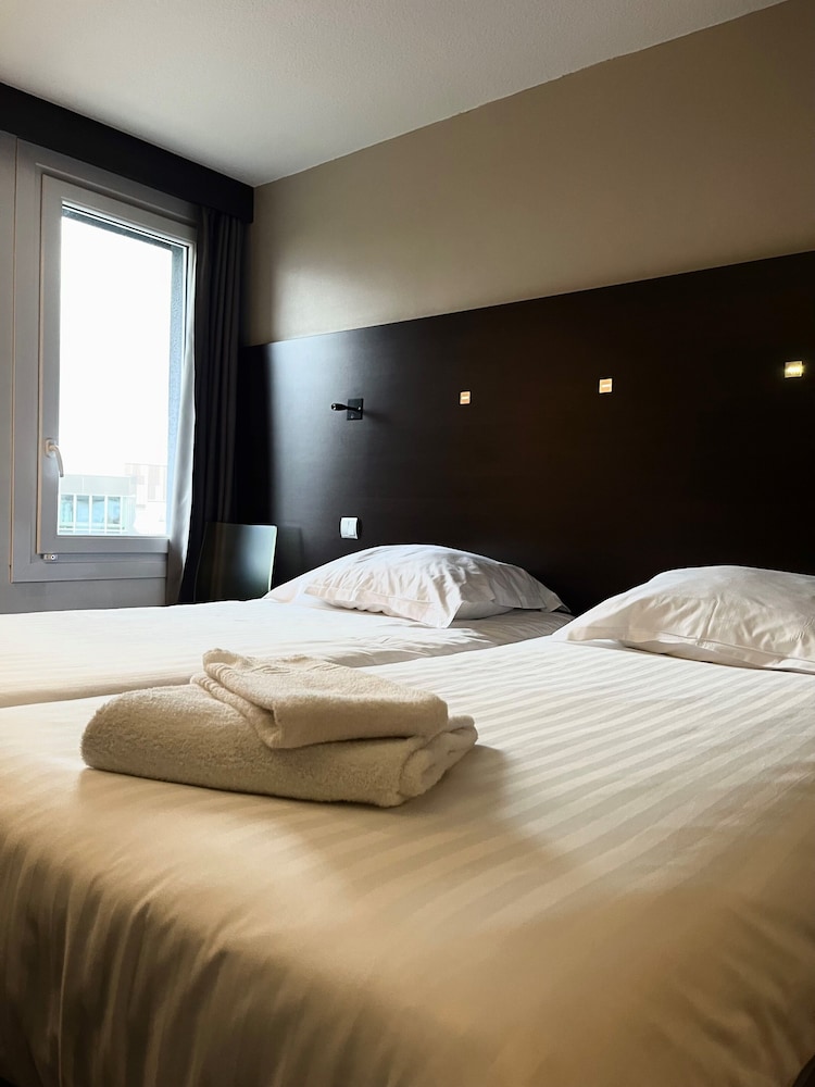 Standard Room, 2 Twin Beds, City View - Photo 3