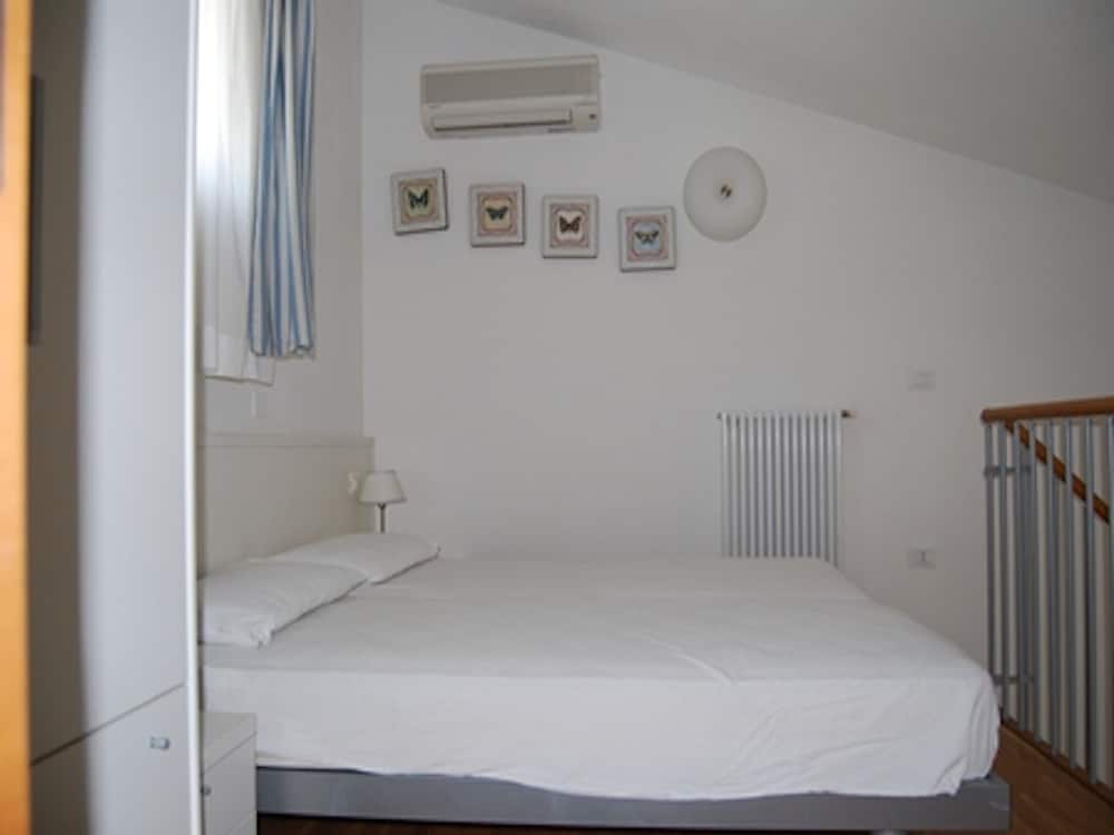 Apartment, 4 Bedrooms, Balcony photo 2
