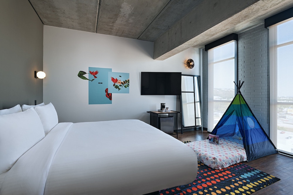 Room, 1 King Bed, Corner - Photo 4