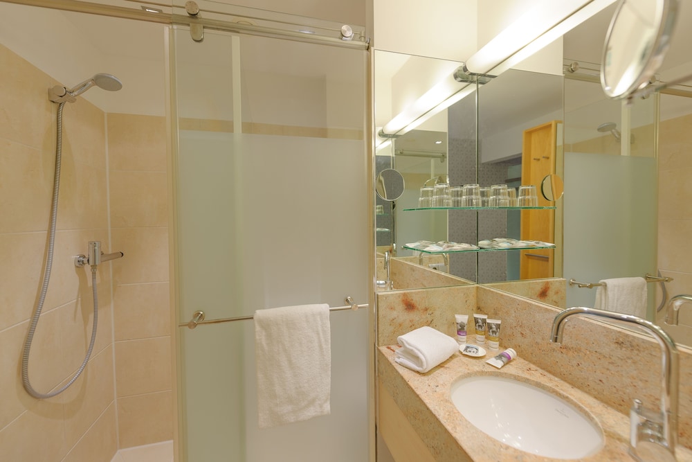 Junior Suite, 1 Double Bed (private bathroom with shower and tub) - Photo 15