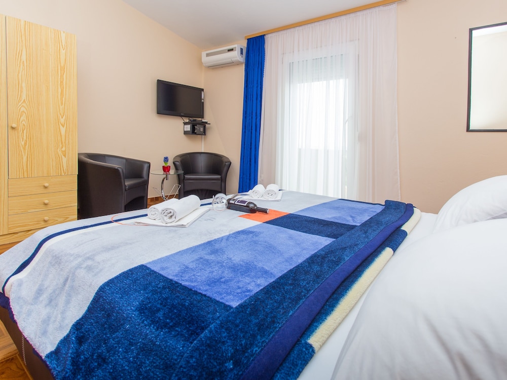 Classic Studio, 1 King Bed, Non Smoking, Balcony Ocean View
