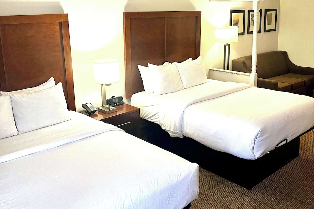Suite, 2 Queen Beds, Non Smoking photo 3