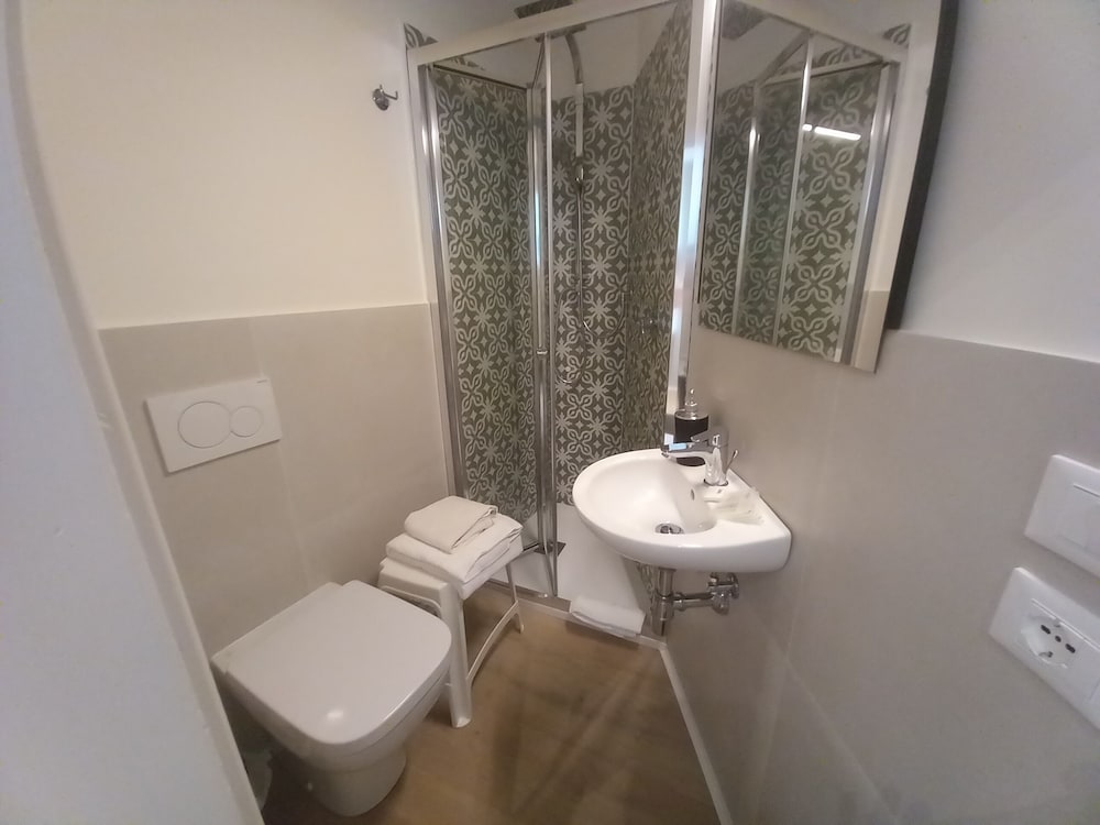 Classic Single Room, 1 Twin Bed, Ensuite photo 3