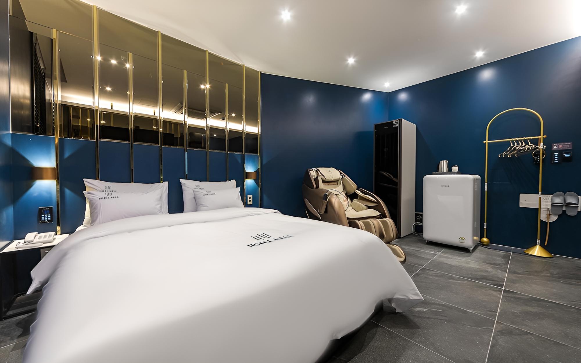 Room (Premium (with styler Netflix availabl) - Photo 3