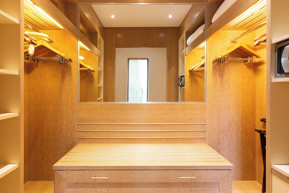 Deluxe Suite (King) - Photo 3