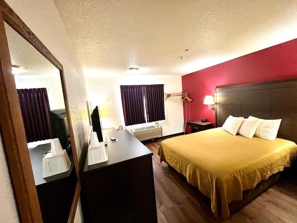 Standard Room, 1 King Bed, Non Smoking - Photo 8
