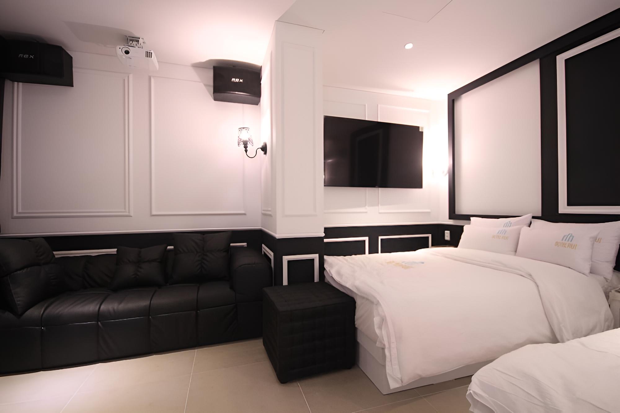 Room (Royal Suite (Terrace 2 PC Karaoke)) photo 2