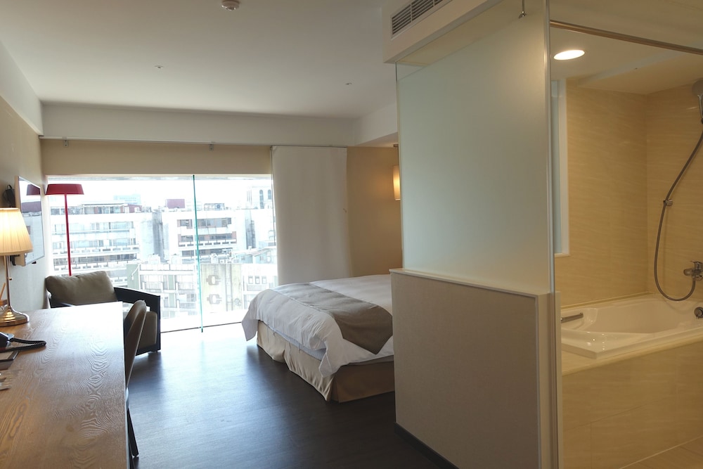 Deluxe View King Room photo 3
