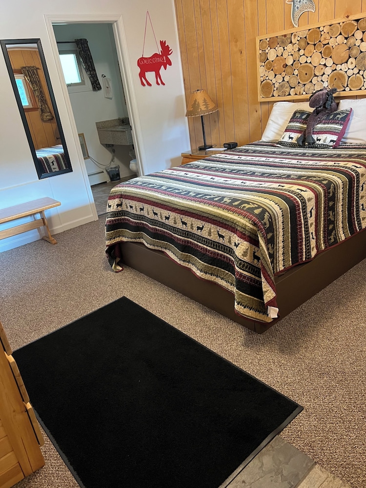 Basic Room, 1 Queen Bed (3, 4 and 6) photo 3
