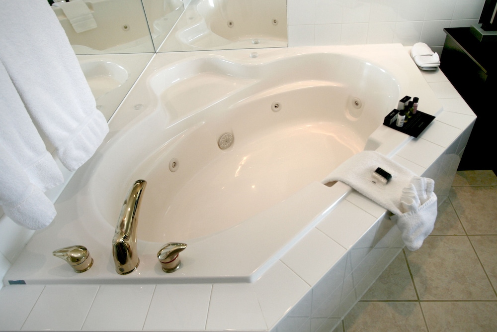 Jacuzzi King Suite photo 1