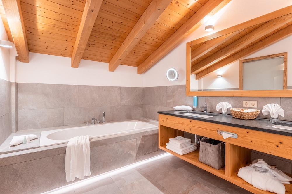 Luxury Suite, 1 Double Bed, Hot Tub, Mountain View photo 3