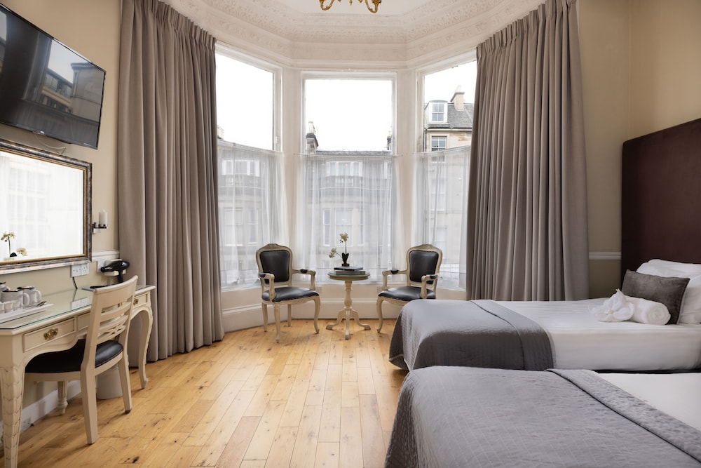 Classic Room, Multiple Beds - Photo 5