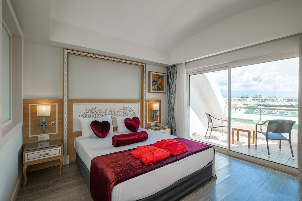 Honeymoon Suite, Jetted Tub, Partial Sea View photo 1