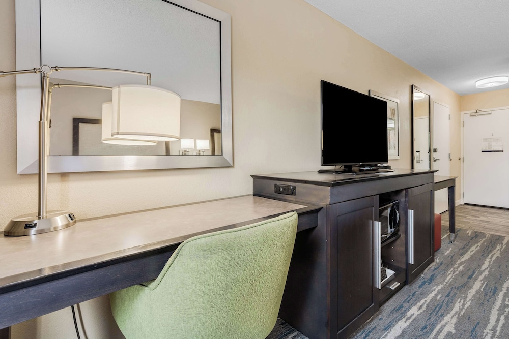 Room, 1 King Bed, Refrigerator & Microwave - Photo 2