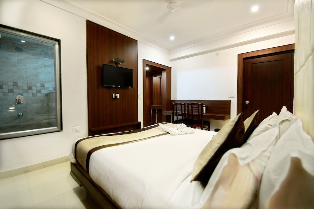 Deluxe Room - Photo 6