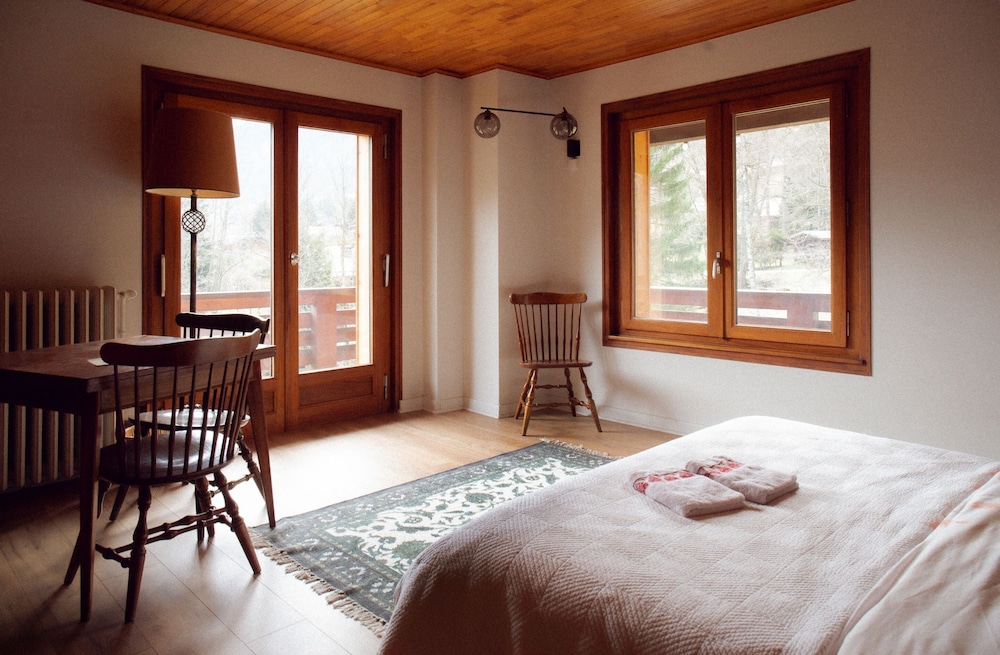 Panoramic Double Room, Shared Bathroom, Mountain View (Chambre Verte)