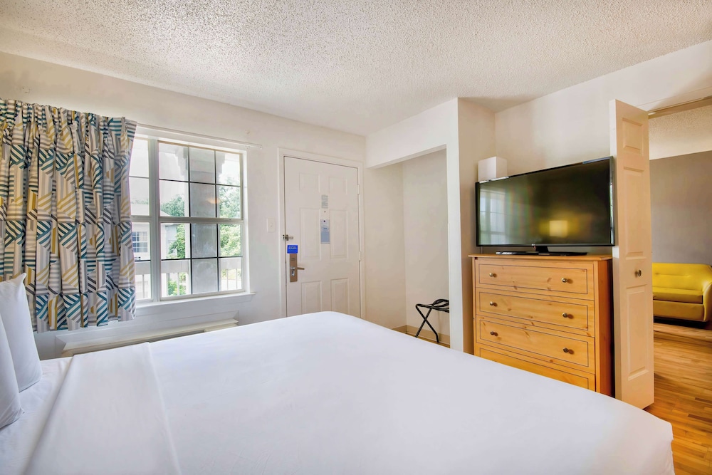 Standard Room, 1 Queen Bed, Non Smoking - Photo 2