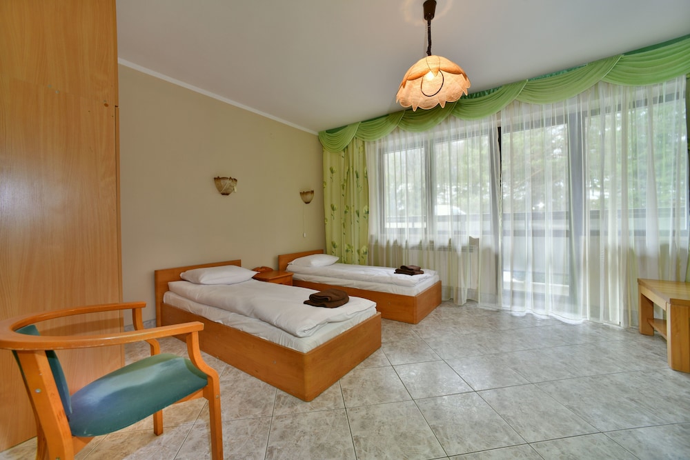 Basic Double Room, 2 Twin Beds, Non Smoking, Mountain View (1) photo 2