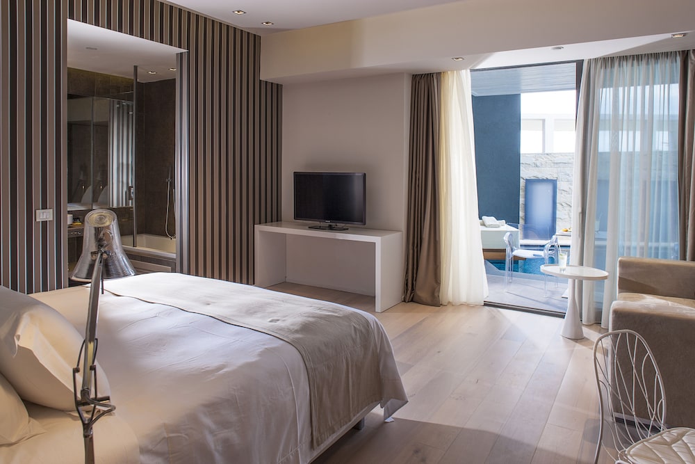Pool Signature Suite - Photo 6