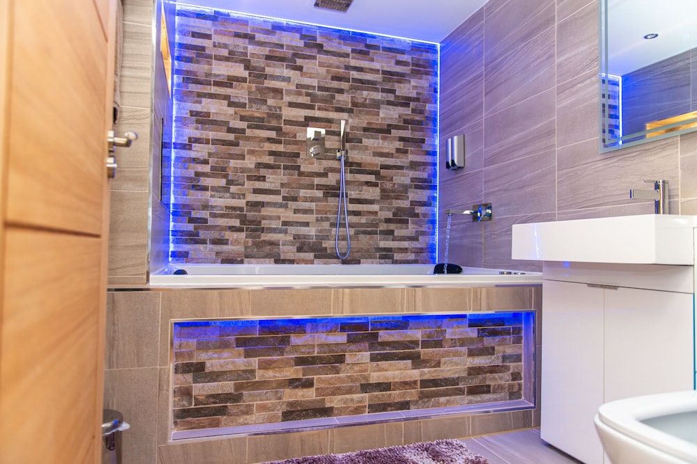 Executive Apartment, Accessible, Private Bathroom (Jacuzzi - Apartment 1) - Photo 48